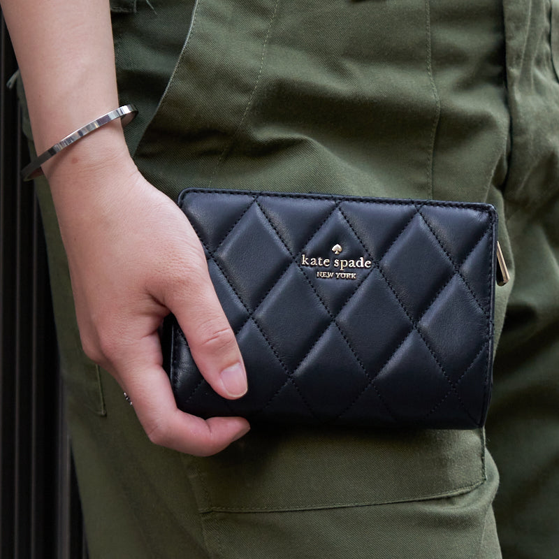 ケイトスペード 財布 レディース 二つ折り財布 アウトレット レザー ブラック キャリー ミディアム コンパクト バイフォールド ウォレット CAREY SMOOTH QUILTED LEATHER M KG424-001 KATE SPADE 母の日　土日祝も毎日発送します