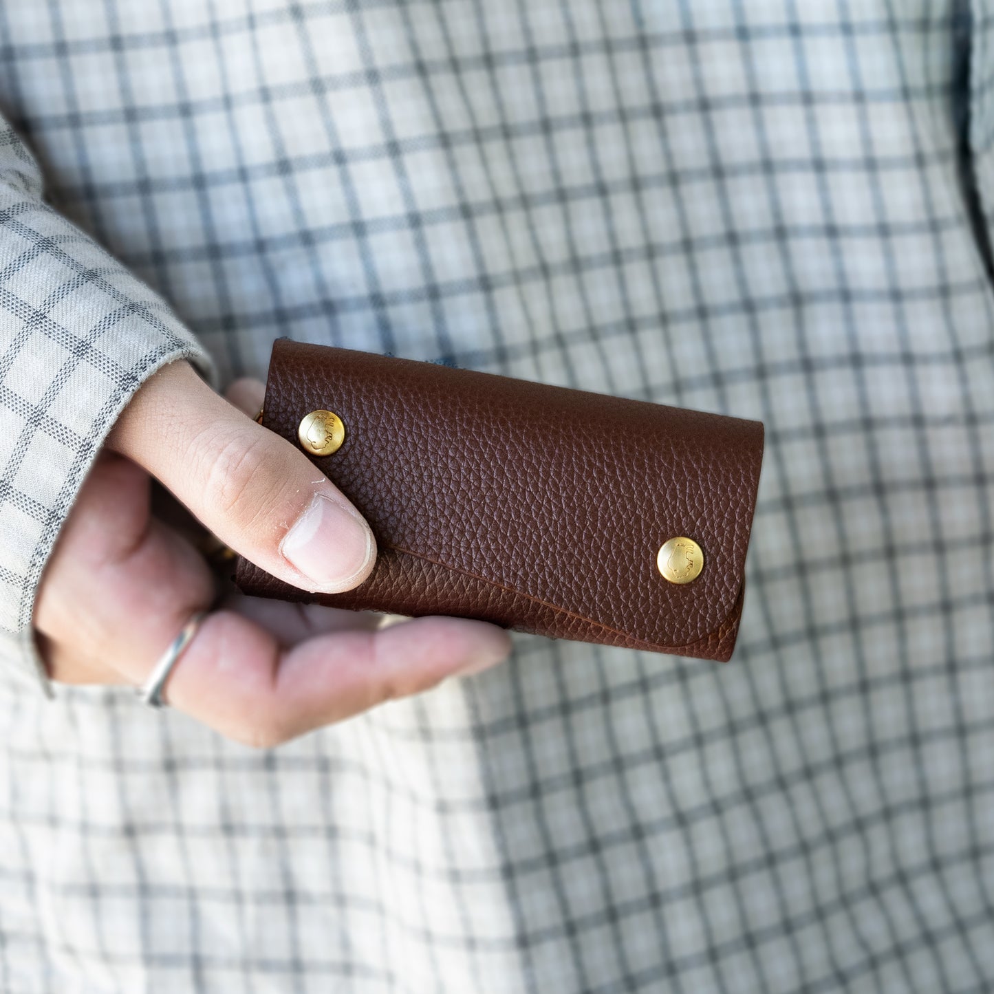 イルビゾンテ IL BISONTE キーケース 鍵入れ ダークブラウン系 メンズ レディース skh090pi0005bw320g 女性 男性 プレゼント ブランド ギフト 新生活  母の日　土日祝も毎日発送します